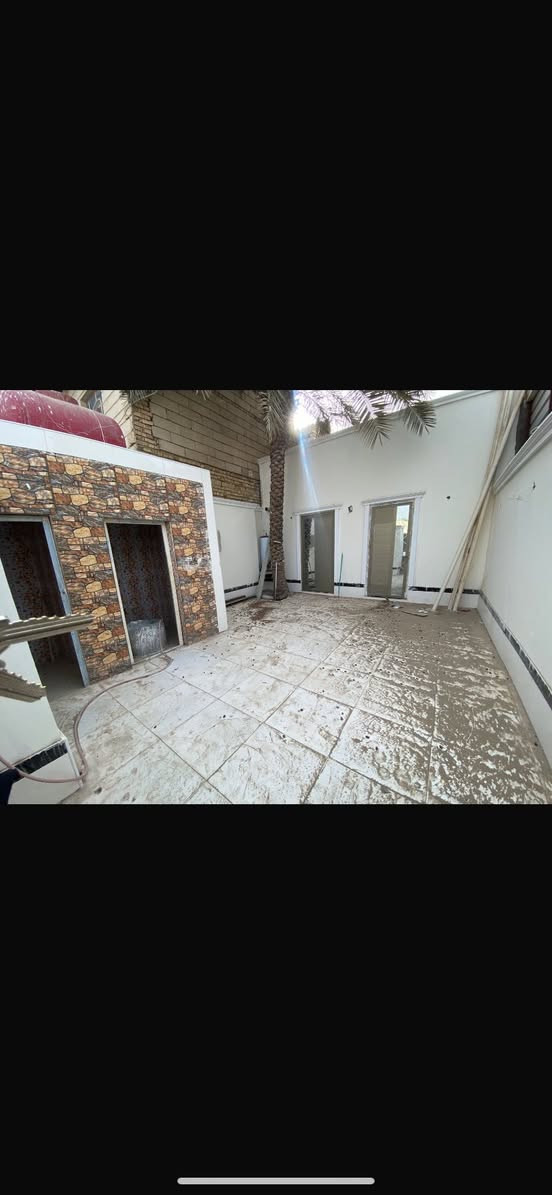 دار للبيع
.
الموقع (الشموخ الاولى)
.
طابو صرف الواجه 6.25متر
الواقع 116متر
طابق ونص خدمات كامله من تبليط وشبكه ماء وكهرباء جديده 
والبيت مرمم حديثاً وخالي بعد الترميم
يحتوي على غرفه وصاله واستقبال ومطبخ وصحيات داخليه وخارجيه اضافه الى غرفه في الطابق الثاني 
الرقم للاستفسار السعر 260
صاحب الدار ***********
