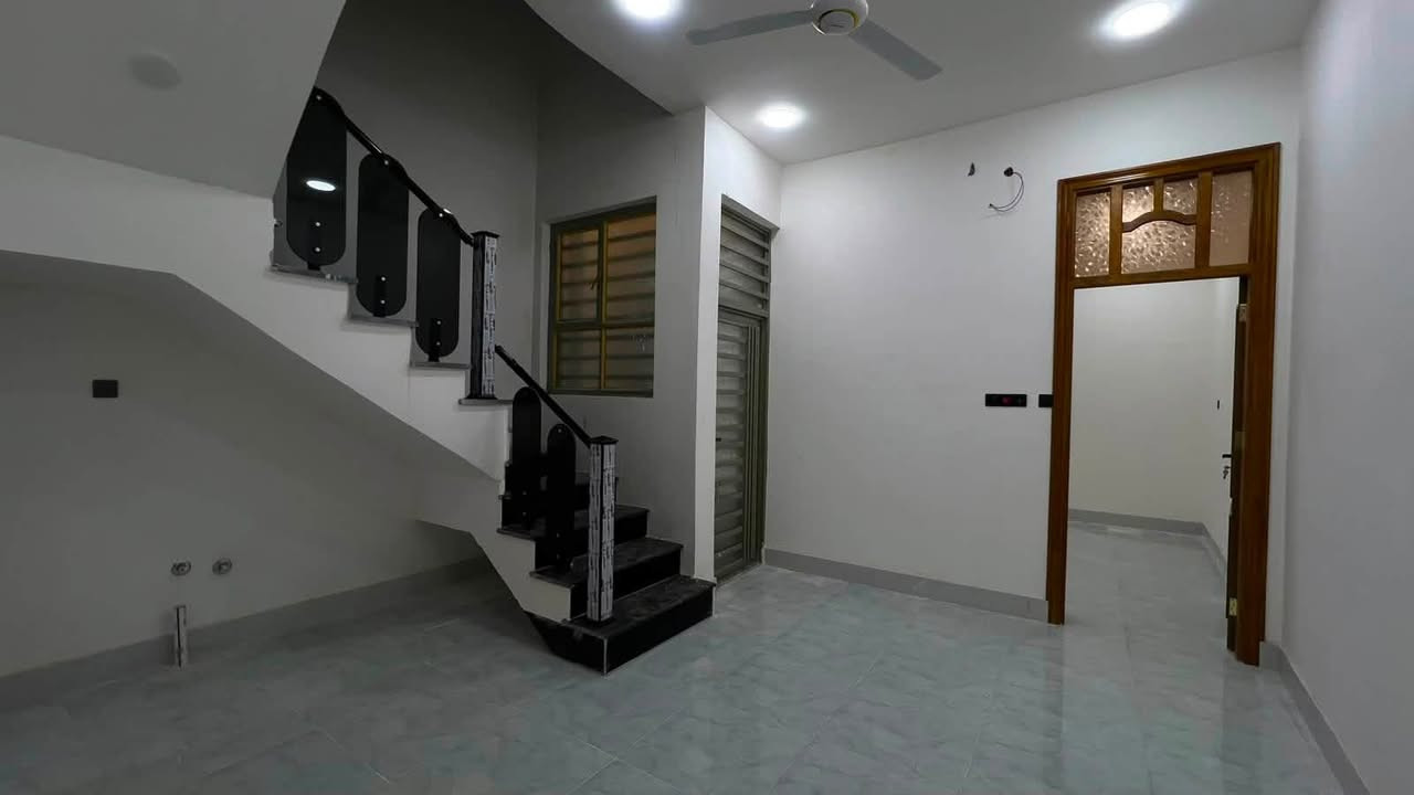 بيت للايجار حجي عبد الثانيه يحتوي على غرفه كبيره نظام كامرات مراوح البيت جديد مطلوب عائله نظيفه تحافظ عليه. السعر ٤٠٠ غير قابل للنزول  الاتصال على الرقم ***********
