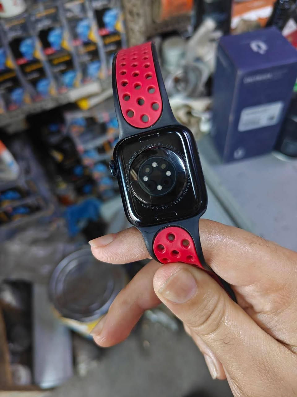 ساعة ابل سيريس 9 أصلية (Apple Watch Series 9) للبيع 📢
السعر: 230,000 دينار عراقي بيها مجال بسيط
الموديل: Apple Watch Series 9 (GPS) [الموديل الرسمي: A2978.
الحجم: 41mm (هيكل ألمنيوم متين وخفيف).
صحة البطارية (Battery Health): 100% .

الملحقات موجودة بالكامل مع سوار نايكي رياضي اضافي.
الساعة امانة الله نظيفة حيل واستعمالها حيل قليل.
📍 الموقع: بغداد
التواصل خاص او واتساب ***********
