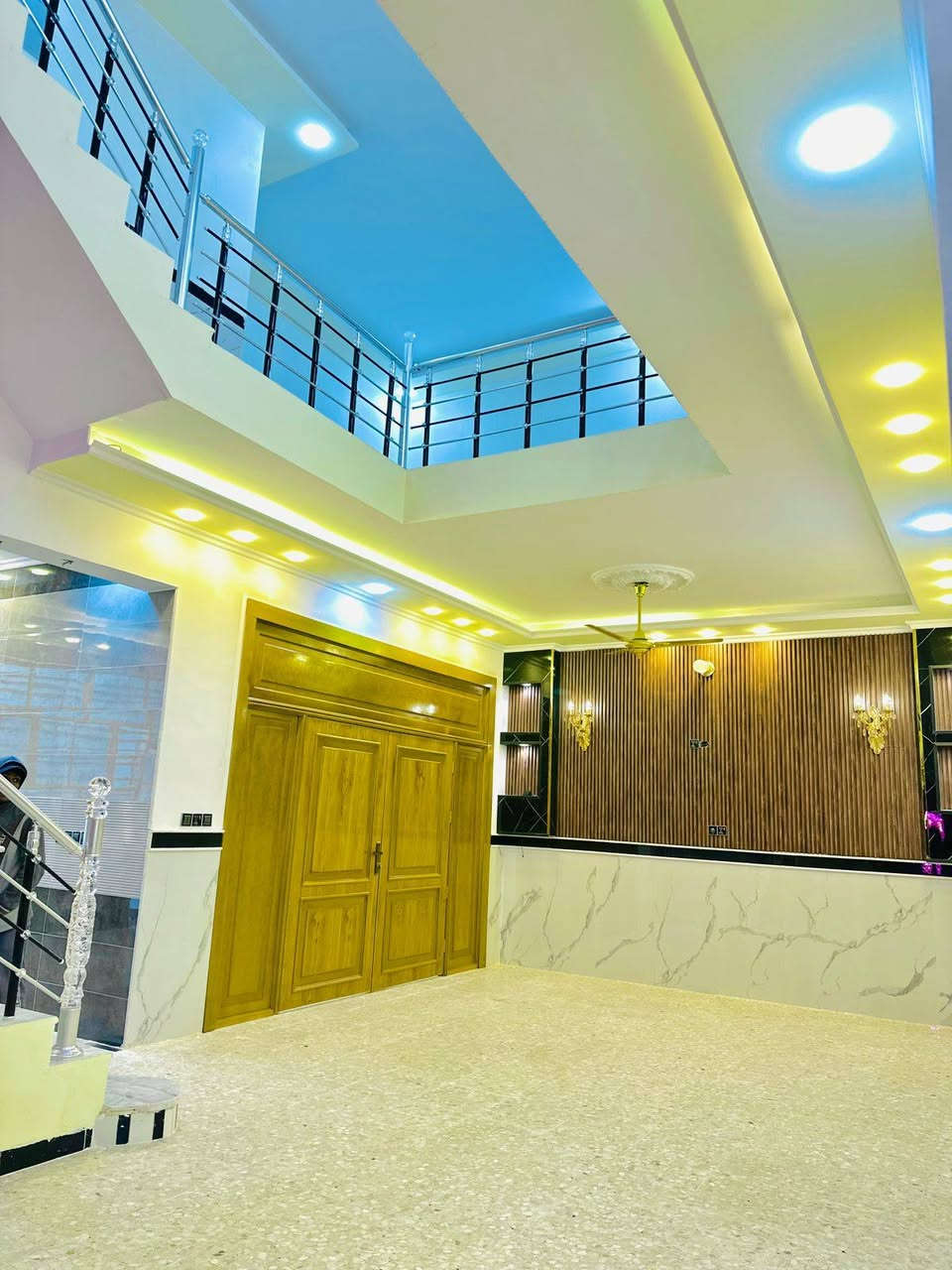 ياالله بيت البيع المساحه 200متر حي النداء مقابيل مول بغداد شارع مفتوح على شارع  ريسي المساحه 200طابقين 5غرف نوم شغل جناي سعره خاص ***********
