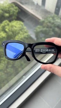 هذه نظارات ذكية (Smart Glasses) تتميز بقدرات تقنية متقدمة مدمجة في إطا...