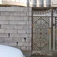 يوجد بيت مساحه 200 متر يحتوي على ٢غرف نوم واستقبال وصحيات ومطبخ طابو ز...