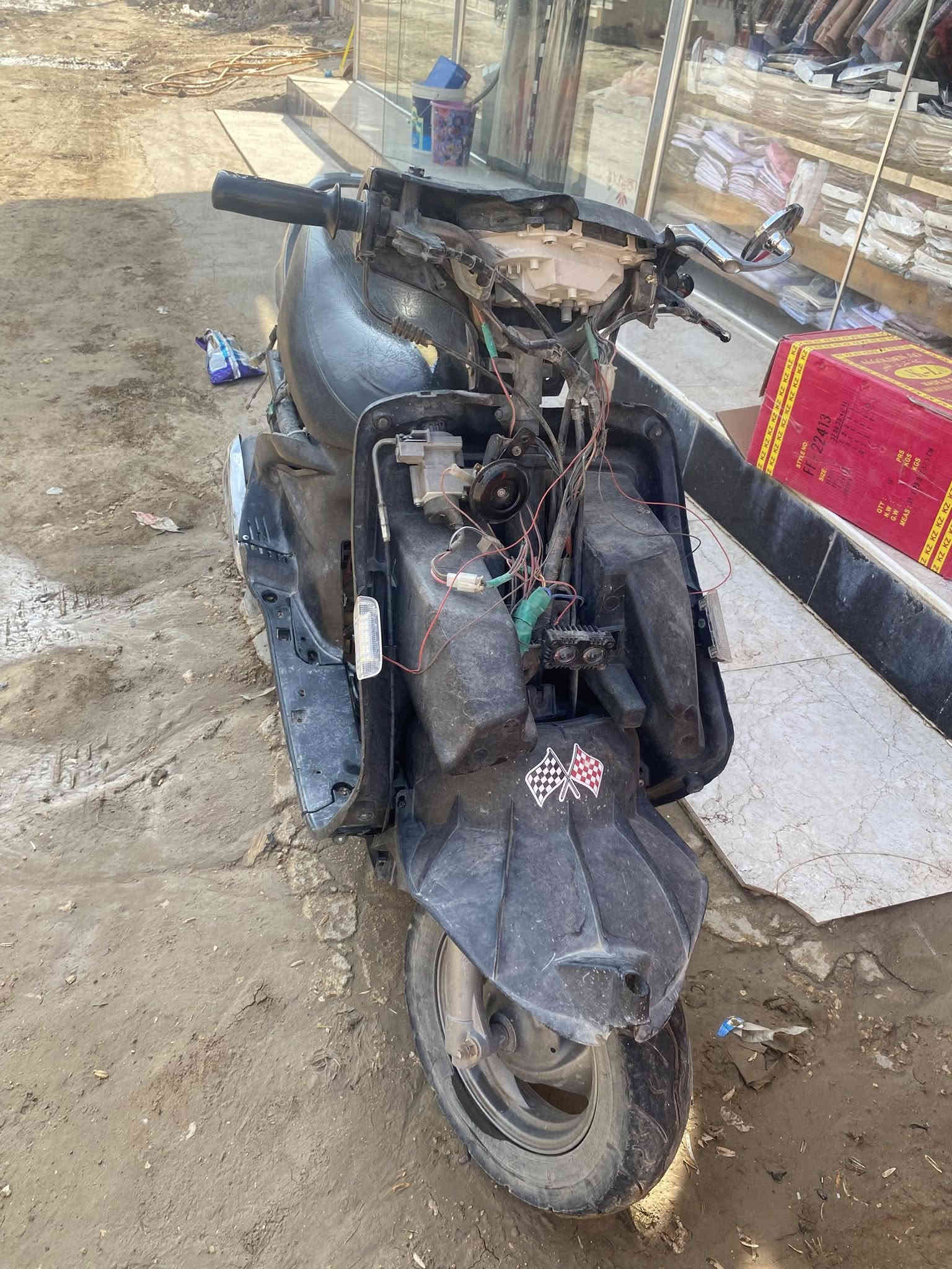 سلام عليكم دراجة فراشة كلشي شغال بيه سلف هندر لايت عالي ناصي بيه صوت بلاكرنك ابيع هل موجودة لاتجي وتكلي شبيه مابيه هل موجودة سعره 200وبيه مجال بصيط السنية الرقم ***********
