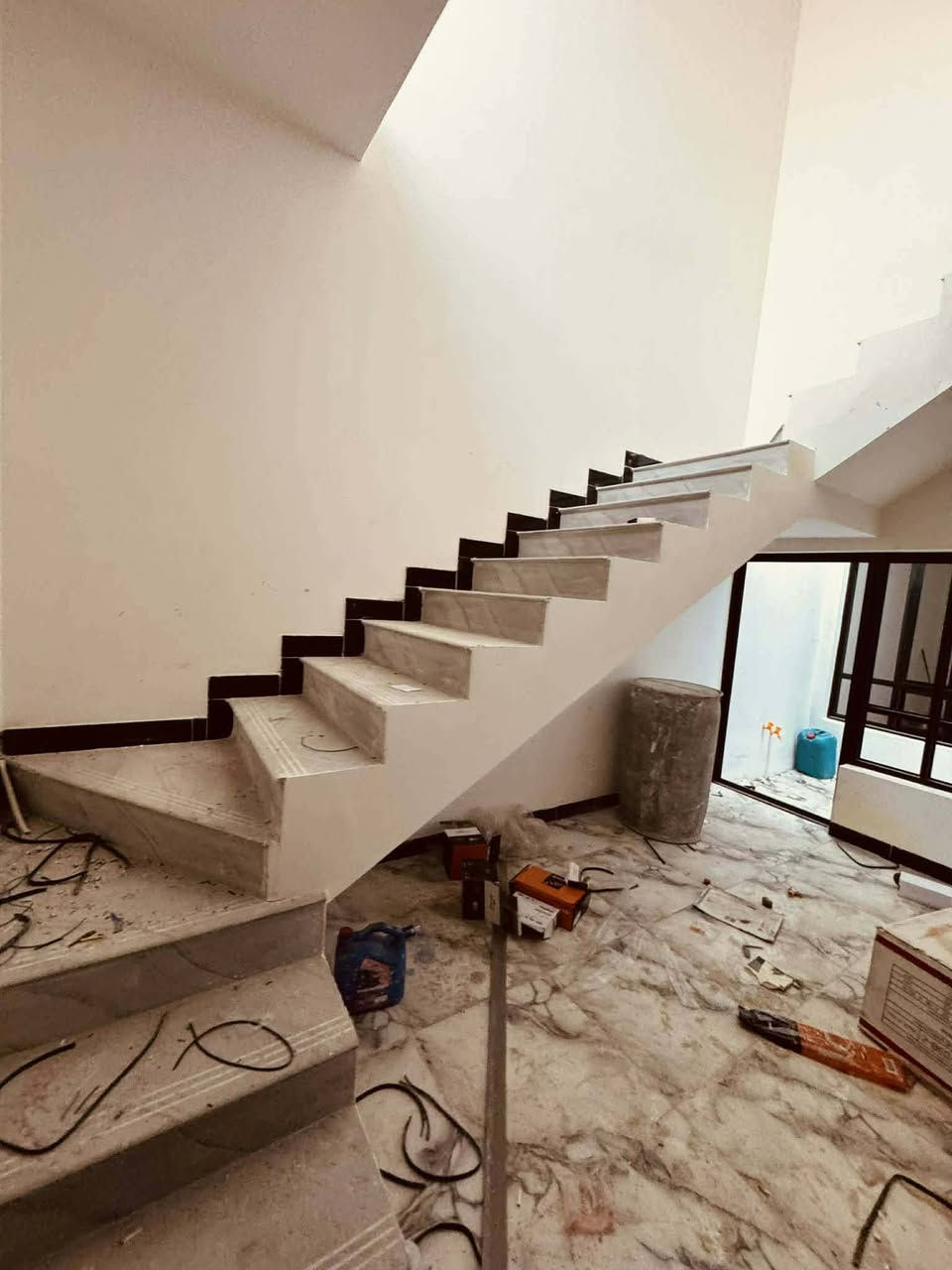 من رخصتك ادمن 

مشتملات عدد ثنين طابق ونص غرف عدد ثنين 

حمامات عدد تلاثه غرف عدد ثنين منطقة 

الشهداء ابو انسوره رقم العقار 7360 مساحة 

الواحد 125

الكاعيه صبه قبل البورسلين

السعر 115 وبي مجال

رقم الهاتف ***********
