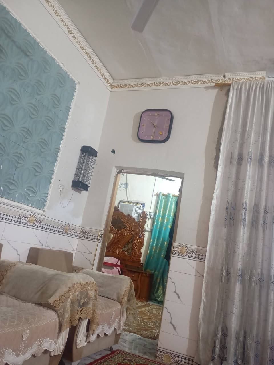 السلام عليكم.
بيت مساحه 250.بناء طابوق يتكون.من غرفتين وصاله .واستقبال .ومطبخ .جبير .وحمامات .داخليه و خارجيه .حديقه.تهويه دايرالبيت .قرب بيوت ال عزوز.عكاده السعر.45 قفل .....***********.
