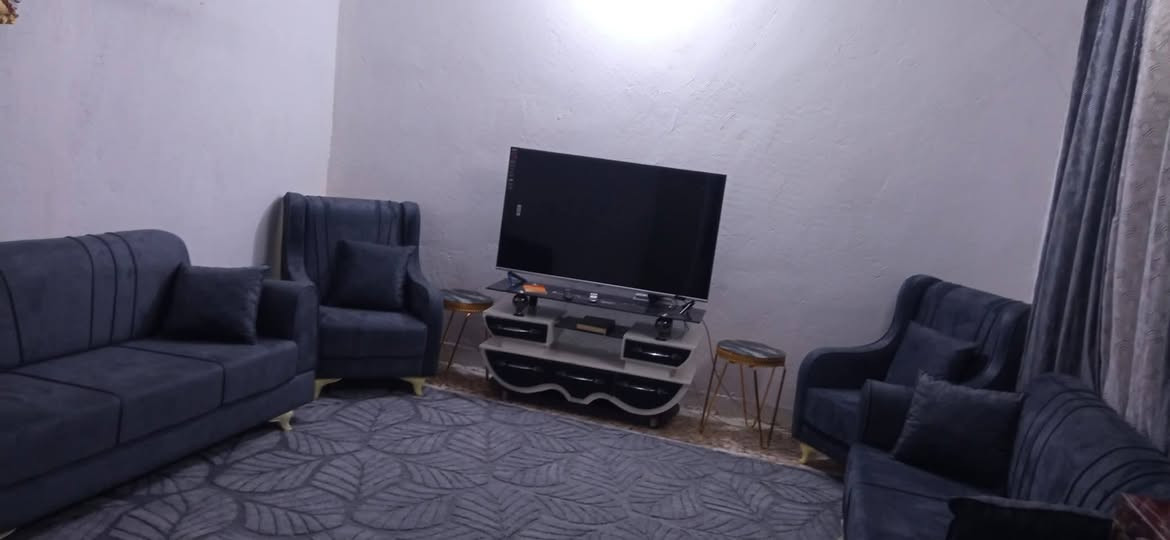 السلام عليكم
بيت للبيع في منطقه عنانه زراعي مفوضه بالطابو 
يحتوي البيت على مطبخ كلدور استقبال وغرفة نوم وطرمه مسقفه البيت كله كاشي جديد للبيع مع الغراض والغراض كلها جديده علما بأن البيت مساحه 170 متر السعر 32 أكثر استفسار يرجى الاتصال بنا على الرقم ***********
