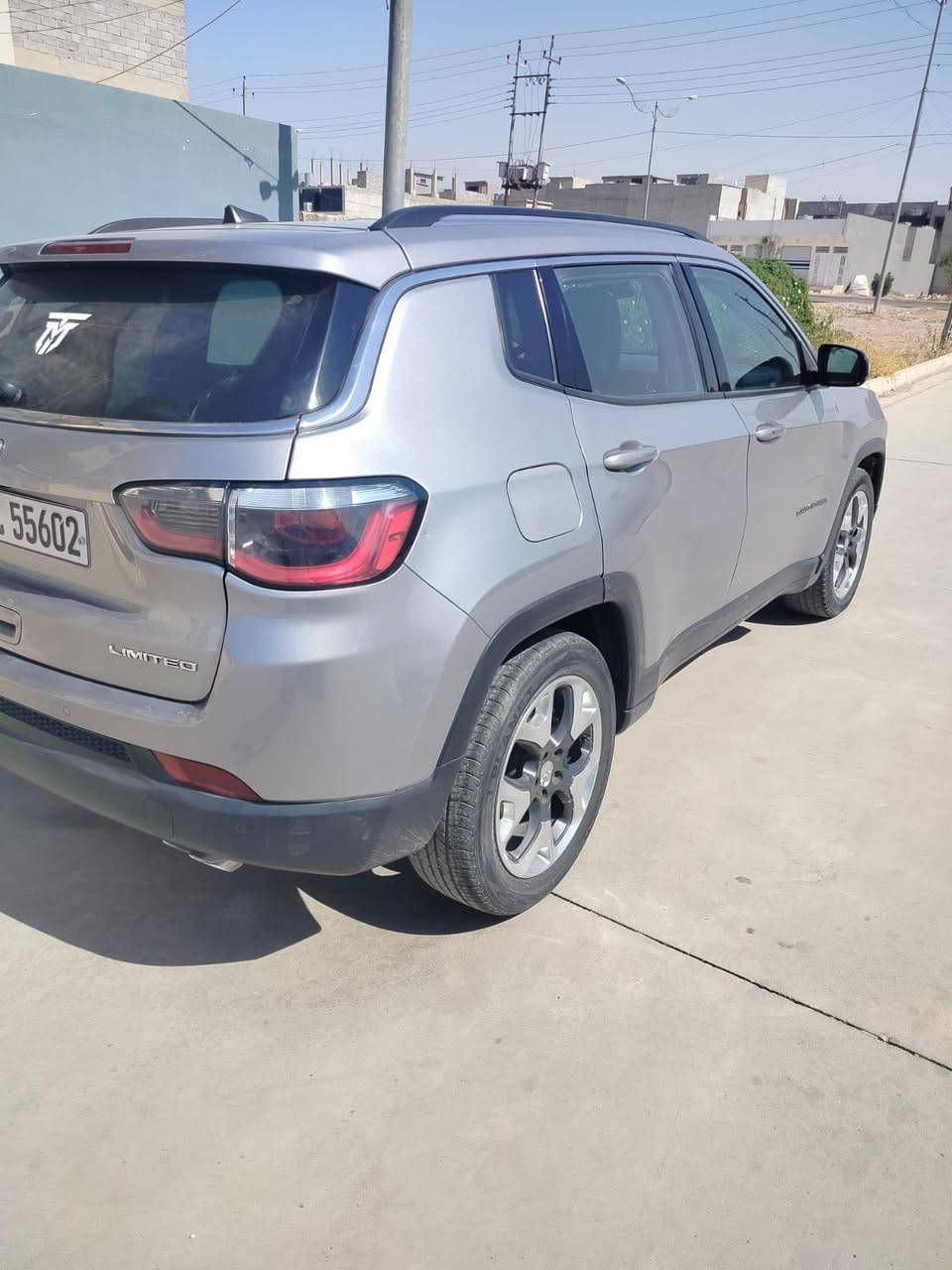 السلام عليكم 
سياره جيب كومباس 2018
فول موصفات بصمه تشغيل عن بعد
رداوات امامي وجانبي 
كشنات جلد تدفئه كشنات وسترين 
سياره ضررها قطه وحده و صبغ نص باب 
السياره باسمي سعرها140وبيها مجال 
الاتصال ***********
