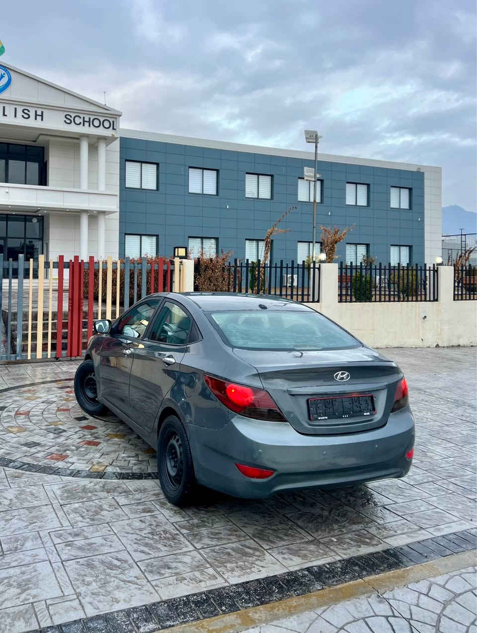 بسم الله الرحمن الرحيم(***********)
Honda Accent 2012 سەیارەکە ساغە 
هۆندا ئەکسێنت ٢٠١٢ ساغ موس و براوە نییە بەشەرت
سەیارەکە بێ رەقەمی دوبەیە مالی مەدەنی بەشەرت
کامل بۆیاغ کراوەتەوە بۆجوانی پشت و پێش کەپسە
دەحم و لێدران هیچی نییە هەموو گیانی بەشەرت
گێر و مەکینە بەشەرت کارەبایی بەشەرت 
تەقە و رەقەی هیچ نییە تایەی تازەیە پاتری تازەیە
مواسفات ئەمریکییە گێچ وەنەوشەیە زینۆنە ئیکۆیە
شاشەیە ABS گێڕ تۆماتیک و عادیە بلاجکتۆرە
سعری ٥٢ گەڵا مەجالێکە شوێنی سەیارەکە ڕانیەیە
*********** ڤایبەر و واتسئاپی لەسەرە رانية, السليمانية
