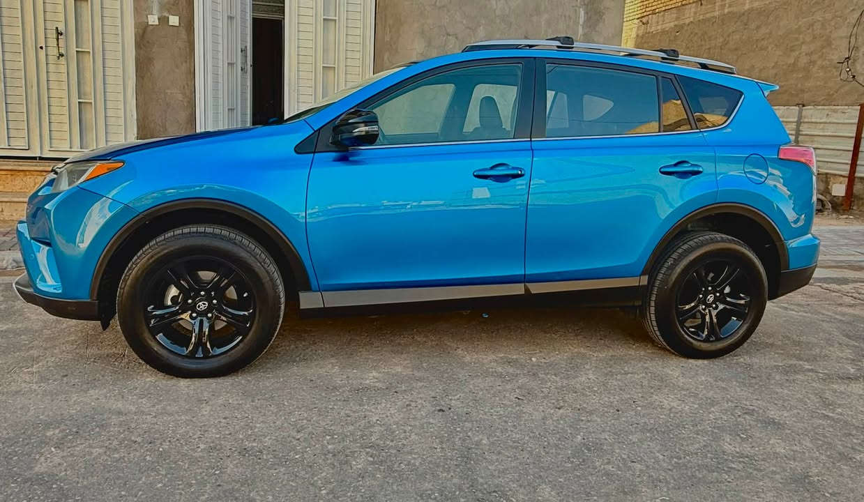 تويوتا RAV 4  راف فور موديل 2018
فئة SE فول مواصفات للاخير 1/1  
رقم بغداد تحويل مباشر 
 حجم المحرك : 4 سلندر 2500 فور ويل 
عداد المسافه : 70 الف km
السعر / 167 ورقة وبيها مجال 
الضرر / جاملغ امامي وشويه من البنيد بدون دواخل بدون ارباك صور الحادث والسونار بالمنشور 
المواصفات :
فتحة سقف 
بصمه تشغيل وابواب 
الجنطة كهرباء
رادار مانع تصادم
تحديد مسار وقيادة ذاتية 
لايت زينون - كشاف زنون - بك لايت LED
4 كاميرات 360
تدفئة المقاعد الامامية 
مقعد السائق كهربائي
مقاعد جلد 
8 وسادة هوائية
تبريد لمس منفصل مناخين
حساسات امامية وخلفية
شاشة جبيرة 
سستم صوت JBL ودمام خلفي 
مراقبة النقطة العمياء
مثبت السرعة التكيفي
كاربون فايبر اصلي من الشركة
3 وضعيات قيادة 
📍كربلاء شريط البلديات مقابل الوفاء
للاستفسار / *********** امير الموسوي
