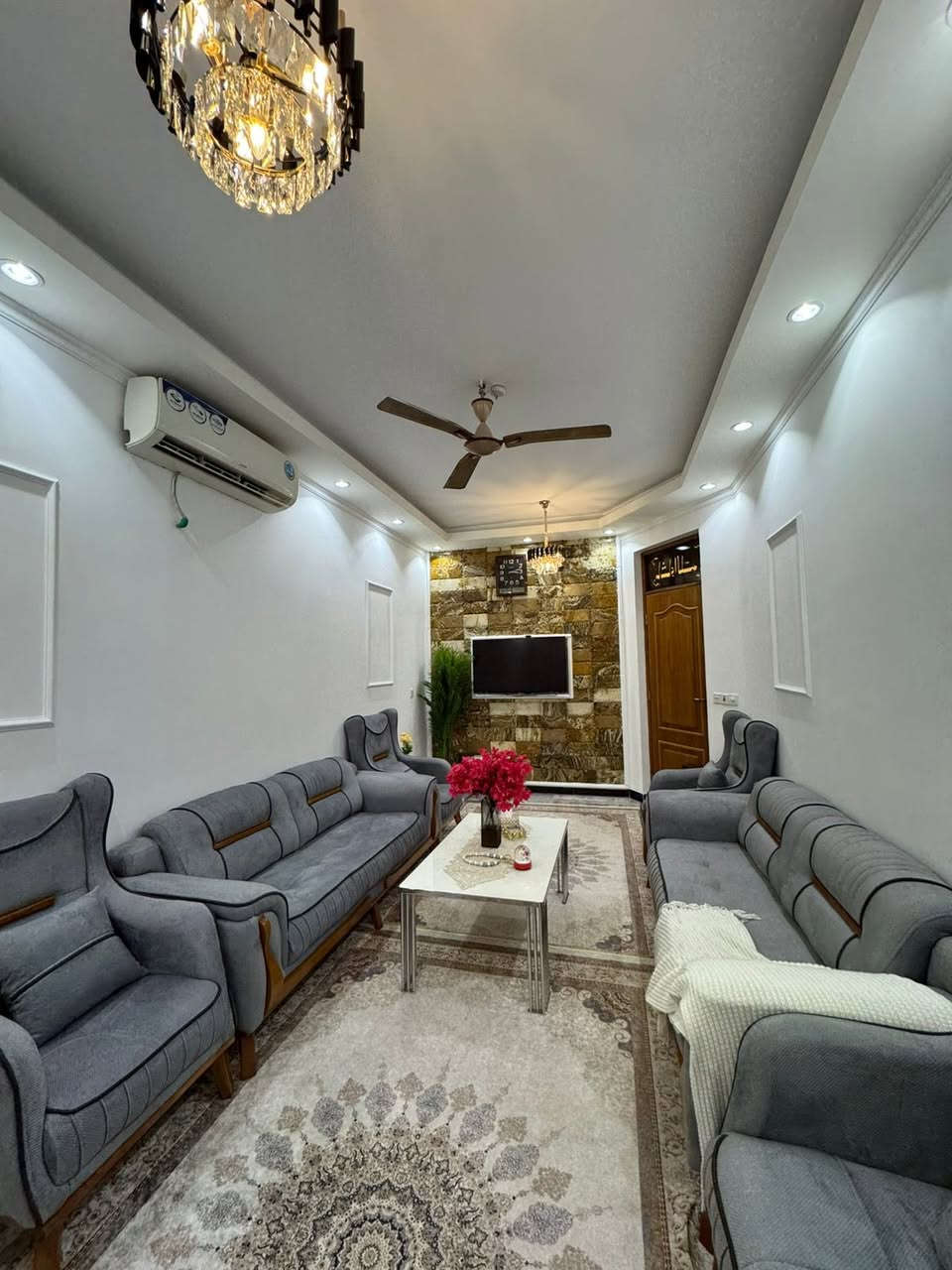 � فرصة ذهبية للباحثين عن السكن المميز في السيدية! 🔥
⸻
🏡

📏 المساحة: 167م واقع حال 180
📐 الواجهة:7.25

🔹 التفاصيل :

• 4 غرف نوم
• صالة 
• مطبخ
• خدمات عدد (4)
•واجهة مرمر و أرضية مرمر
⸻
للاستفسار مراسلة الصفحة أو الاتصال على الرقم التالي:-***********

📍 زورونا في شركة الاستقرار:
السيدية – شارع الضباط – قرب دائرة الكهرباء

⸻
🏠 الاستقرار… المستقبل في كل عقار

—————
