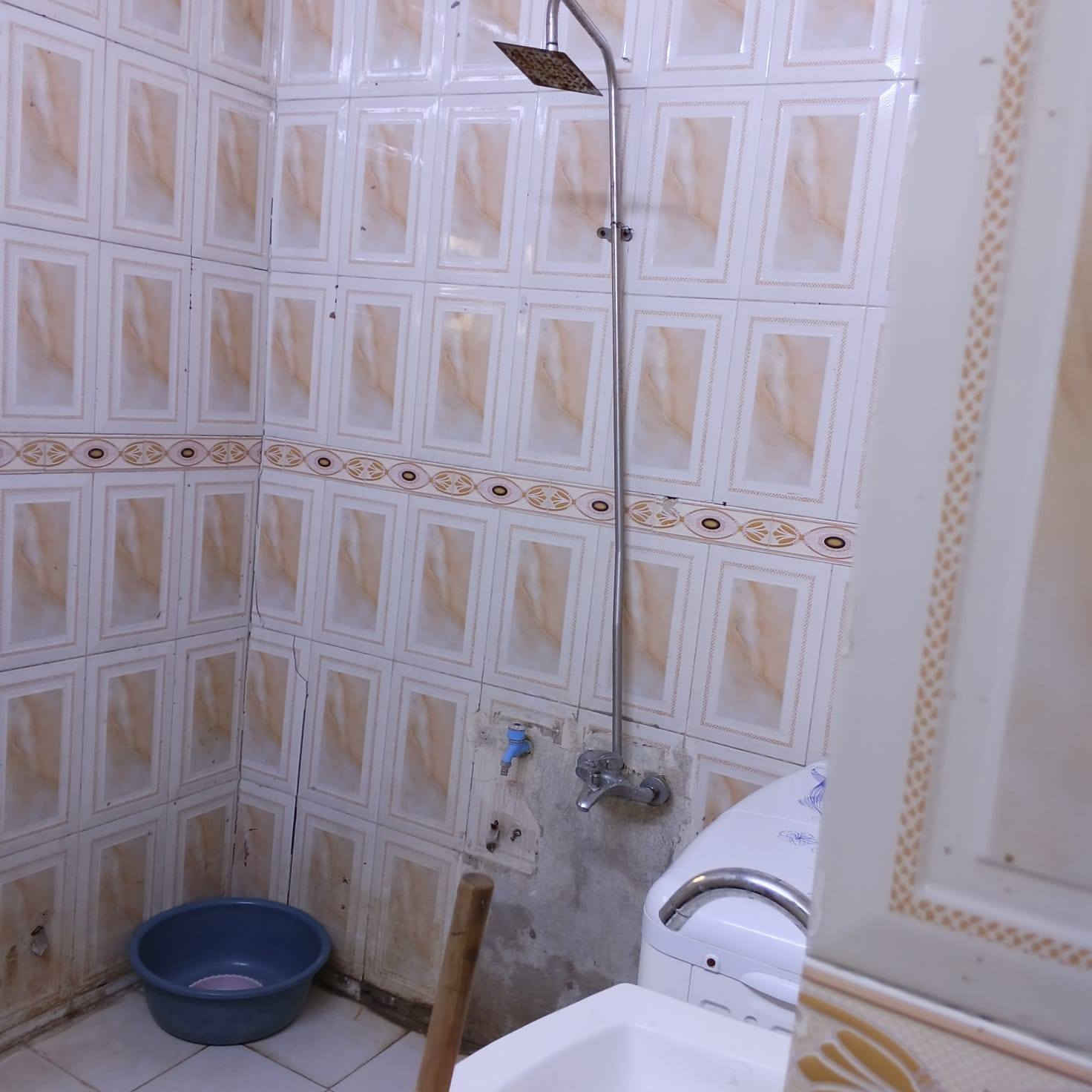 بيت للايجار بل ضباط مقابيل سوق السوداني بيت طابقين نضيف كلش كراج استقبال مطبخ صحيات طابق الثاني غرفتين وحولي فوك وحولي جوة صطح جبير بالكون  ادمن اقبل / موجود خاص وموجود واتساب ***********
