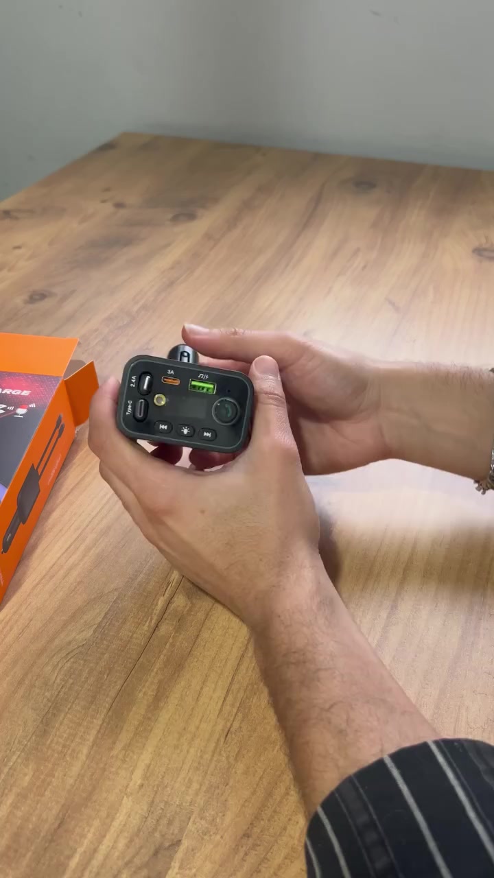 شاحن فيتة للسيارة مع نشرة روز رايز
الاستخدامات

شحن الهواتف والأجهزة الذكية داخل السيارة بسرعة عالية.

تشغيل الموسيقى من الهاتف إلى سماعات السيارة عبر البلوتوث.

إجراء المكالمات الهاتفية بدون استخدام اليدين أثناء القيادة.

تشغيل الموسيقى من فلاش USB أو بطاقة الذاكرة داخل السيارة.

بث الصوت إلى راديو السيارة عبر خاصية FM transmitter.

المميزات

شاحن سيارة متعدد الوظائف 5 في 1 يجمع بين الشحن وتشغيل الموسيقى.

قدرة شحن تصل إلى 120 واط للشحن السريع.

يدعم Bluetooth V5.3 + EDR لاتصال مستقر وسريع.

يحتوي على عدة منافذ شحن:

منفذ USB 3A

منفذ USB 2.4A

منفذ Type-C

يدعم تشغيل الموسيقى من USB  TF Card.

يدعم صيغ الصوت MP3  APE  FLAC  WAV  WMA.

يدعم مكالمات Hands-Free أثناء القيادة.

شاشة LED لعرض التردد وحالة التشغيل.

إضاءة LED ملونة تعطي مظهر أنيق داخل السيارة.

نطاق تردد FM من 87.5 إلى 108 MHz.

يدعم بطاقات ذاكرة حتى 32GB.

يعمل على جهد DC 12-24V مناسب لمعظم السيارات.

مسافة إرسال FM تصل إلى 5 متر.

محتويات الصندوق

جهاز شاحن السيارة البلوتوث.

دليل الاستخدام.

الملاحظات

قياس الكارتون:

الطول: 8 سم  العرض: 5 سم  الارتفاع: 20 سم.

قياس المنتج:

الطول: 6 سم  العرض: 4 سم  الارتفاع: 14 سم.

طول أسلاك الشحن: 75 سم.
#للتواصل مراسلة الصفحة
#الجميع 
#السعرررررر ٢٧ الف والتوصيل مجاني


**إذا كنت صاحب هذا الإعلان وتريد حذفه لأي سبب، رجاءا أرسل رسالة إلى الدعم الفني**