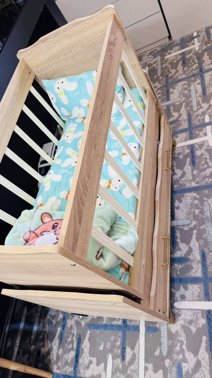 جربايه طفل نضيفه جداً مع دوشك والفراش كامل نضيف السعر 80الف يوجد توصيل داخل بغداد ***********
