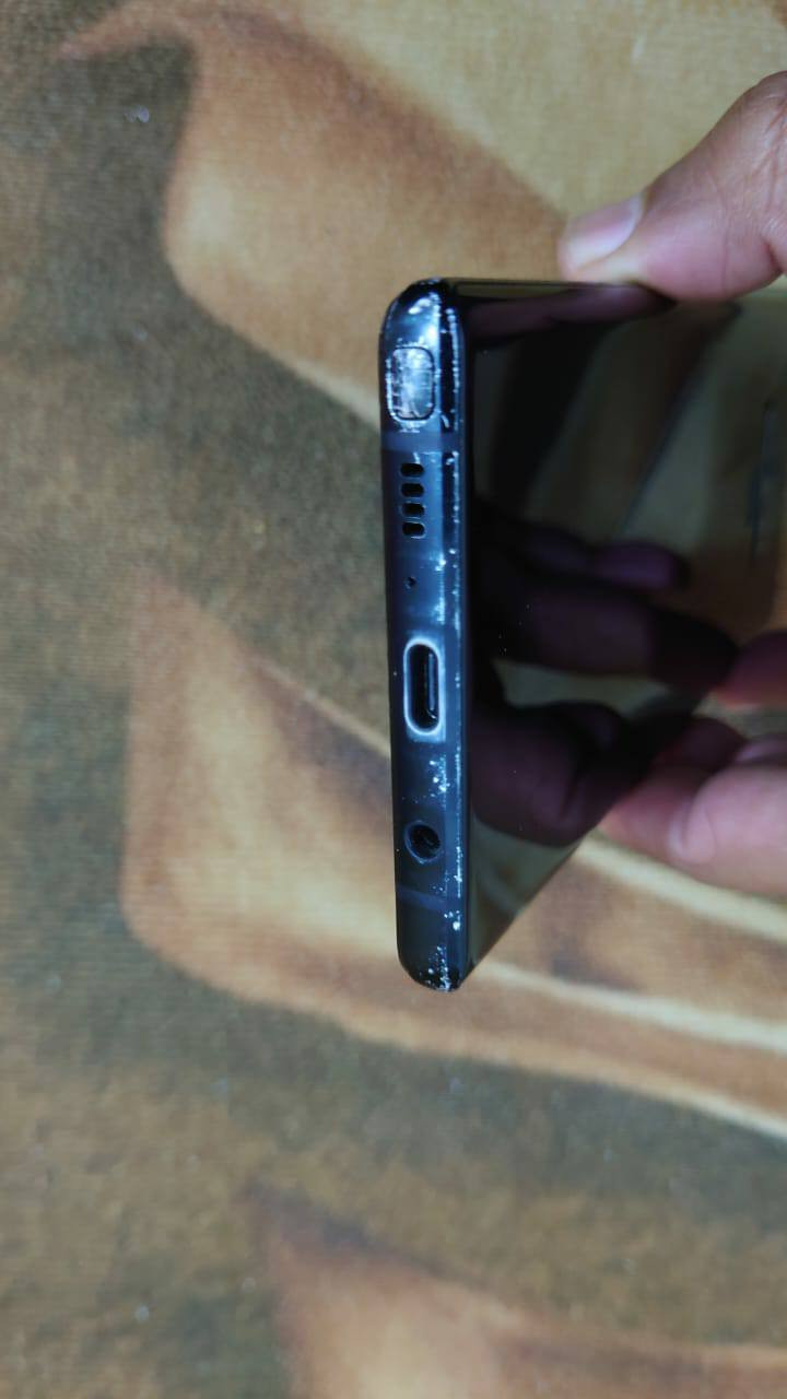 نوت 9 جهاز معروفة مواصفاتة بيه طبع بالشاشة الجهاز كلشي شغال بيه  السعر 110 
***********
