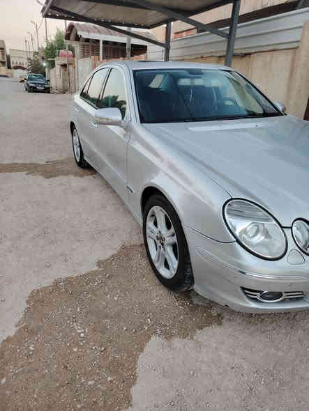 السلام عليكم 
‏Mercedes - Benz E 200
(موديل 2008) لون سلفر
اڤنكارد 
وارد يابان 
مكينة 4 سلندر سنكل تيربو 
تو ويل 
المواصفات : 
داخل جلد ومخمل اسود 
رادار امامي خلفي 
لايت زنون 
سلايد روف
سستم صوت كلش حلو وواضح بيها 
كراسي امامي تحكم كهرباء 
تدفئة كشنات 
قطعتين تبريد 
تبريد الامامي منفصل 
فول تحكم ستيرن 
شاشة اعطال 
وبعد بيها هواية مواصفات معروفه
ماشية ٢٥٨ الف كيلو 
سياره بلادية ومابيها اي نقص 
تخم تاير وباتري جديد   عبوتين فيت بمب
رقم شمالي بأسمي
السعر ١٢٥
***********
