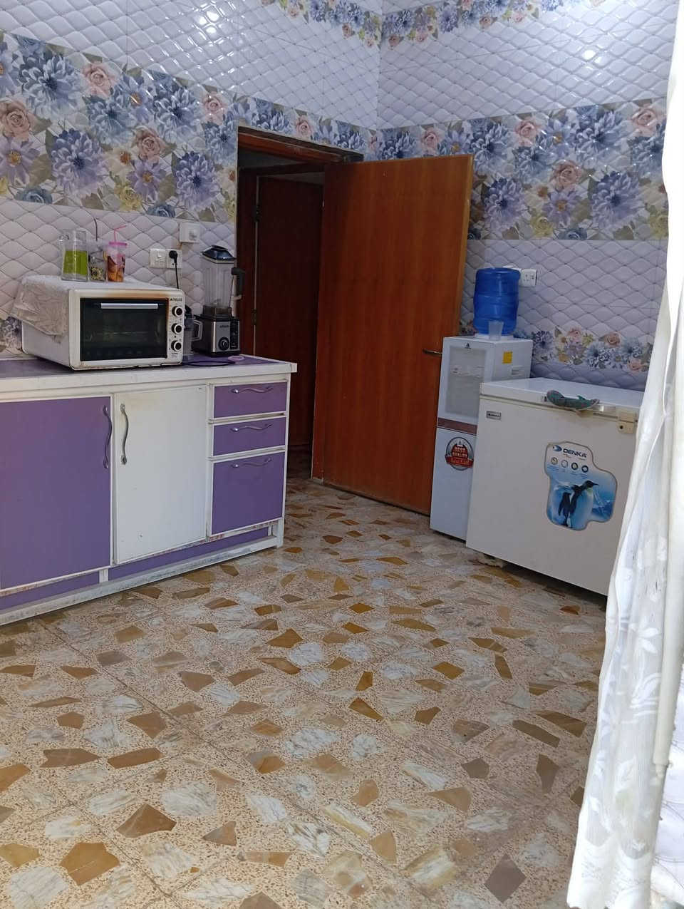 السلام عليكم بيت طابو صرف طابقين في حي المرتضى قرب سكله ابو علي الطابق الاول صاله وغرف نوم وكلدور وصحيات ومطبخ  ومناور اثنين والطابق الثاني غرفه نوم ومخرن وسطحين وصحيات خارجيه وكراج سياره  علما أن البيت ركن وحديقه داخليه ومساحته 150 متر واجهه 10 ونزال 15 يبعد عن التبليط 20 متر ؛.للتواصل.   7763869163
