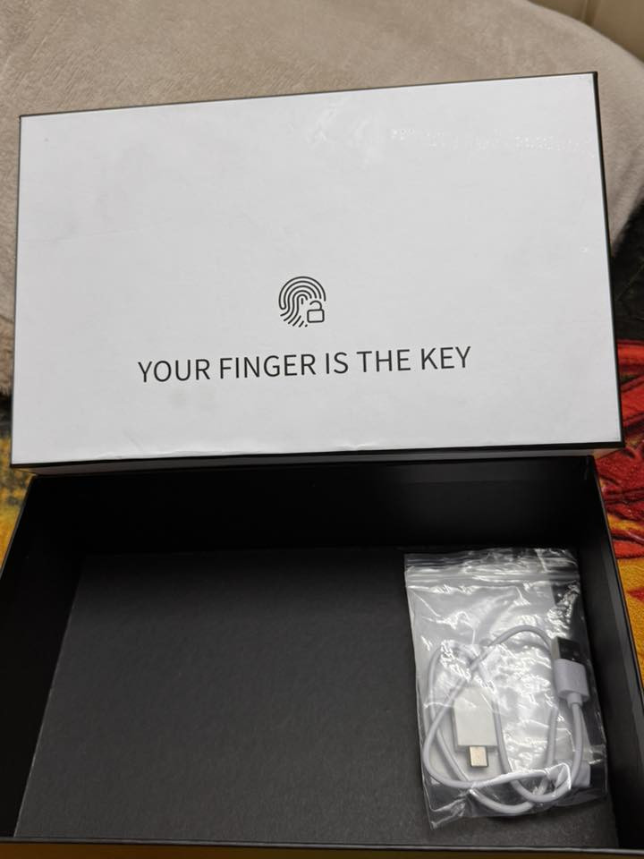 حقيبة بصمه اخذتها من النمور الي بشارع فلسطين بعدها جديدة بدون اي استخدام 
اخذتها ب 50 خلي سعرك واتساب واخذها 
واتساب ***********
