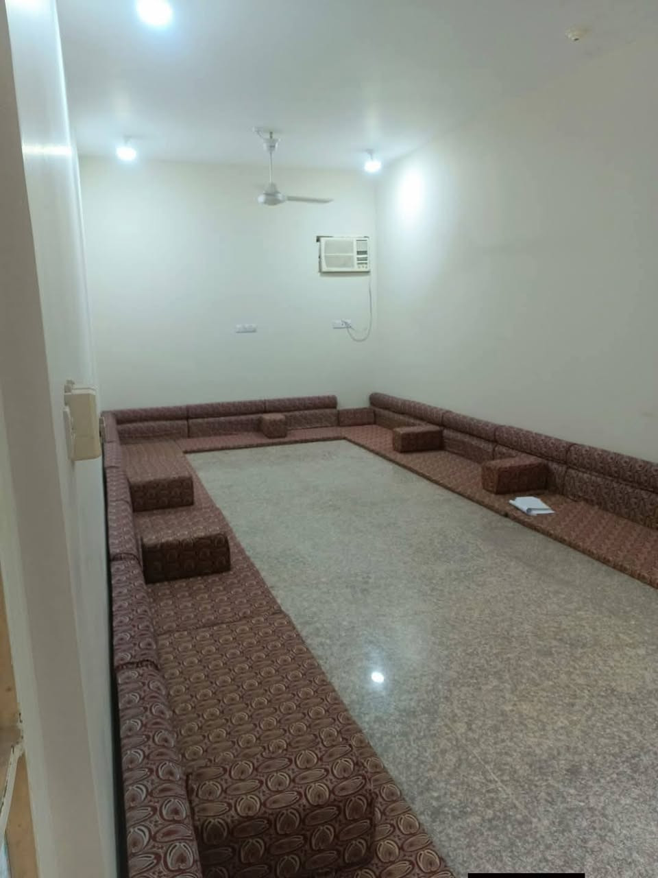 بيت 220م للبيع
بشارع العلروبة خلف شارع ابراهيم الخليل 
 للاستفسار ***********
