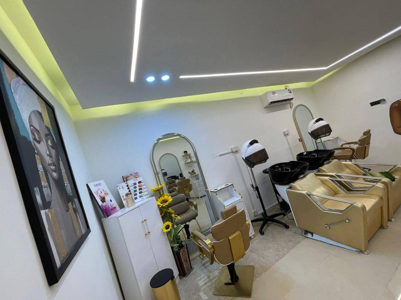 صالون نسائي كامل للبيع الاستفسار والتواصل على الرقم ***********
