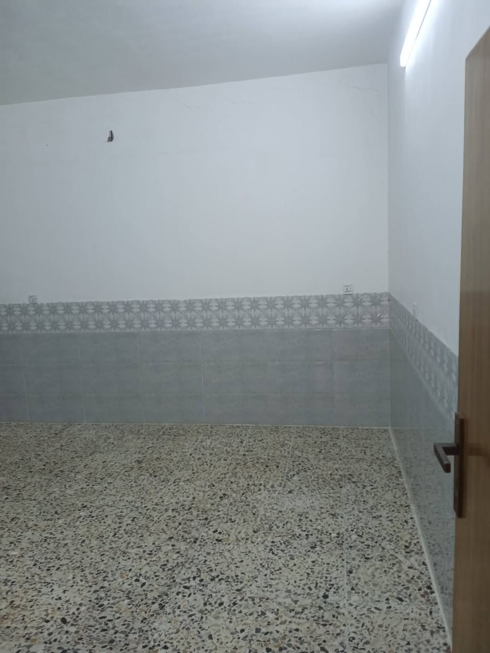 الدار الليجار مساحه 100 متر
طابق ثاني معزول 
موقع سده ساحت زمن قرب شارع 15 
هاتف ***********
