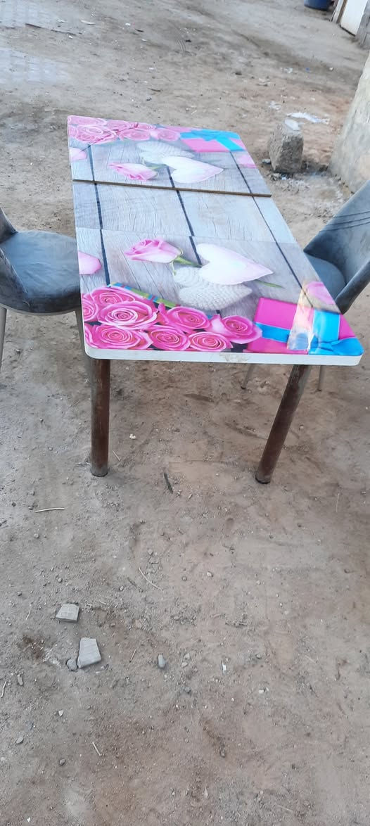 البيع ميز طعام اصلي السعر ب 《85》 ألف عدد كراسي 《2》 كراسي رصاصي هم البيع عدد《2》 ب 《50》 عنوان ميسان عماره اتصل 《***********》 الشراي يتصل بالخدمة عمارة, ميسان
