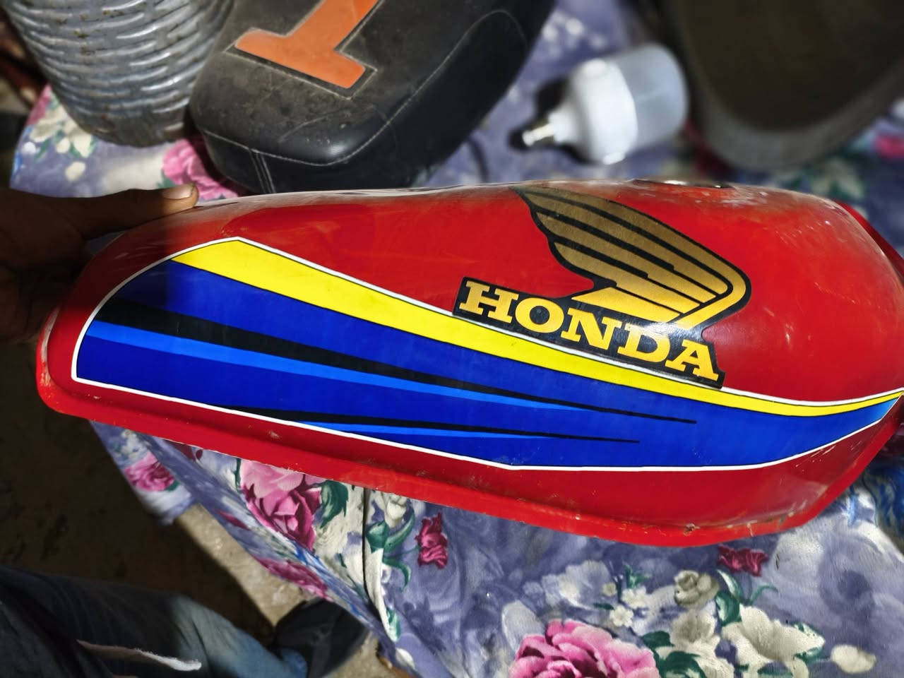 سلام عليكم شباب غراض لبيع وعندي نفس هاذه تانكي ازرك ودبلات نامه شلامجه  لبيع رقمي ***********
