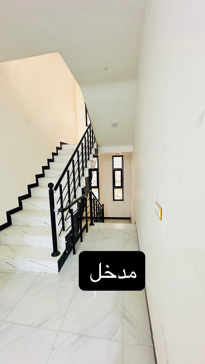 سلام عليكم شقه للأيجار بالصياغ قرب فلكه الخناق //سعر الأيجار 400 شامل الماء والكهرباء//الشقه بناء حديث 2026 محد ساكن بيها // مراوح سخان وتانكي ماء كامله من كل شي  //***********
