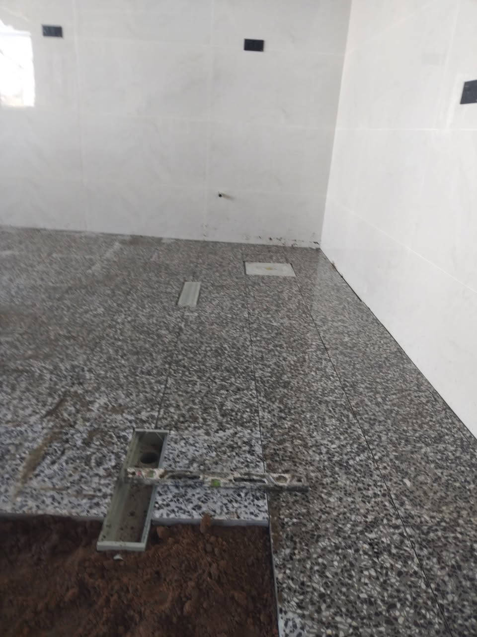 السلام عليكم خلفه تطبيك جميع انواع السراميك استلام مهندس متفرغ حالين ***********
