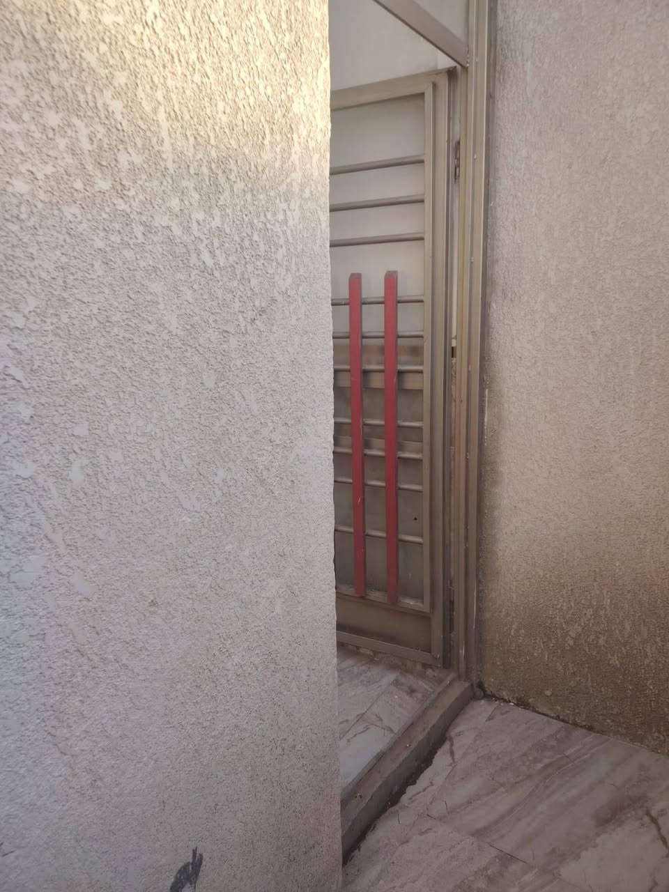 نالسلام عليكم بيت لايجار مساحه ١٠٠متر طابق ثاني جديد غير مستخدم العنوان الزعفرانيه قرب الوليد قرب الشارع العام لاستفسار ***********
