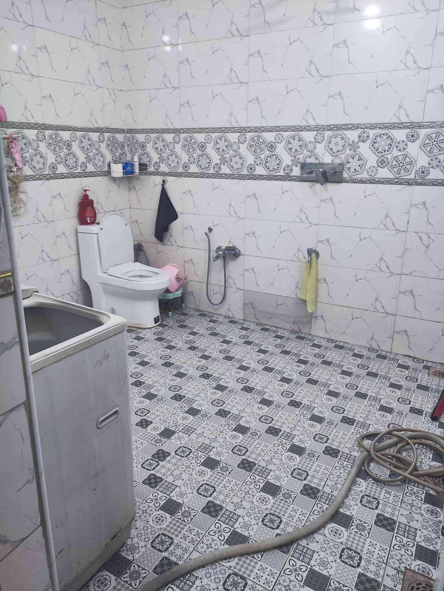 🏠 للبيع – بيت طابوق حديث في البكرلي الرابع (قرب شارع البحمير الرئيسي)

📍 يبعد عن الشارع الرئيسي حوالي 200 متر
📐 المساحة: 200 متر
🏡 المواصفات:

طابقين (نص جوه + نص فوك)

الطابق السفلي: غرفتين نوم

الطابق العلوي: غرفتين نوم (إحداها سويت)

كراج سيارة

بناء حديث طابوق

مكتمل الخدمات: مجاري + كهرباء + كونكريت + كونتر

💰 السعر: 90 مليون دينار عراقي (مع الكونتر)
📞 هاتف: ***********
