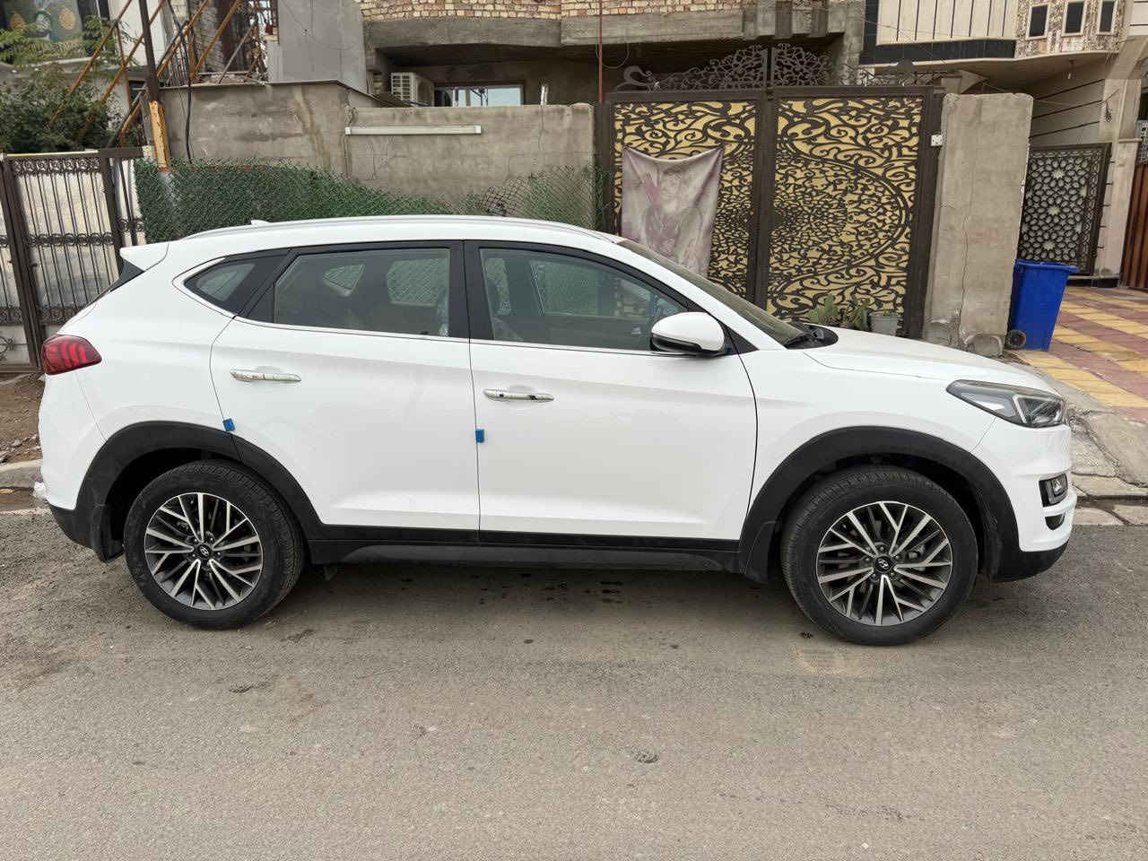 سلام عليكم 
سياره للبيع توسان 2020 خليجي ماشيه 77 
موصفات بصمه 
كامرة خلفيه 
مقاعد كهربائية قماش مخمل
بدون فتحه 
عدد البصمات ثنين مال وكاله
الضرر ربع الدعاميه الخلفية صبغ بس بدون بارد 
بيها خمس رصعات بالقماره 
 ***********
