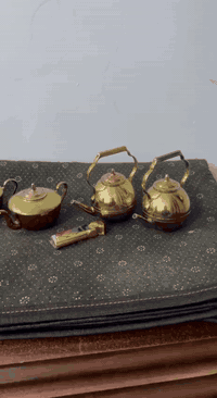 علب  مصغرات على شكل قواري قديم 
4 قطع تحف مال فاترينا بغداد ***********
