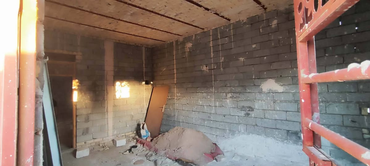 بيت للبيع بحي الامين بشارع ابو التنانير قريب علا شارع العالم تبليط اباب البيت مساحته 175 غرفتين صاله حمام براني مطبخ صحيات خارجيه السعر ولستفسار ع هذا الرقم ‏‪***********‬‏
