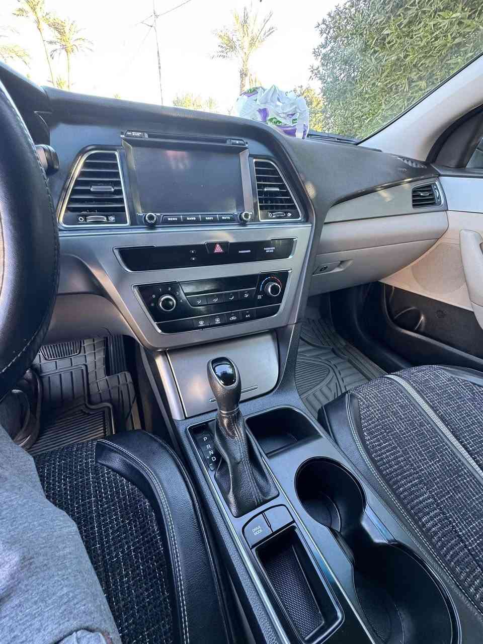 سوناتا 2017 أمريكي
ضررها بسيط الدعامية الامامية كما موضح بالصورة 
محرك GDI 2400
نظيفة جدا وخاصة من الداخل وذات نصبة مميزه 
باسمي ثاني يوم مداور تفيد الجناي لان على ايدي من دبي الى العراق. 
ماشيه 66000 ميل
العنوان الحلة 
***********
السعر 13500 $ وبيها مجال بسيط
