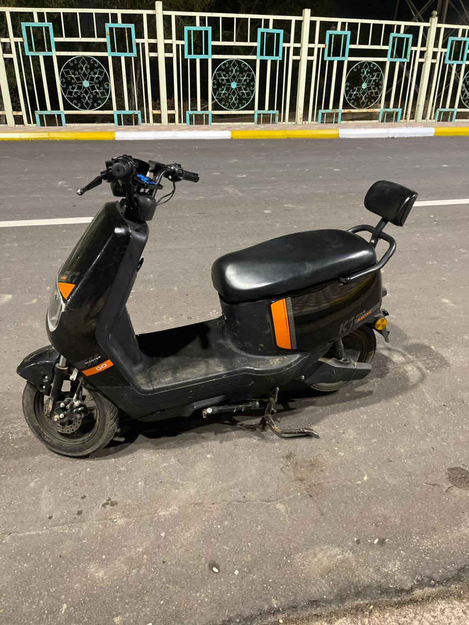 سلام عليكم اخوتي دراجة شحن k1 دراجة تخبل فول 5 بطاريات كبار تشحنها 5 ساعات تبقى من يوم إلى يومين الكهربائيات كلها شغالة بس بيها كسر بالجامة مال الايت بس مامأثر على قوة الايتات بصمة وسويج هيه وشاحنتها تمشي 71 حقيقي السعر 550  وأنه بخدمتكم اخوتي يرجو الأتصال على هذا الرقم: ***********  ( وذا عدك ماكس عدلة اراوسك)
