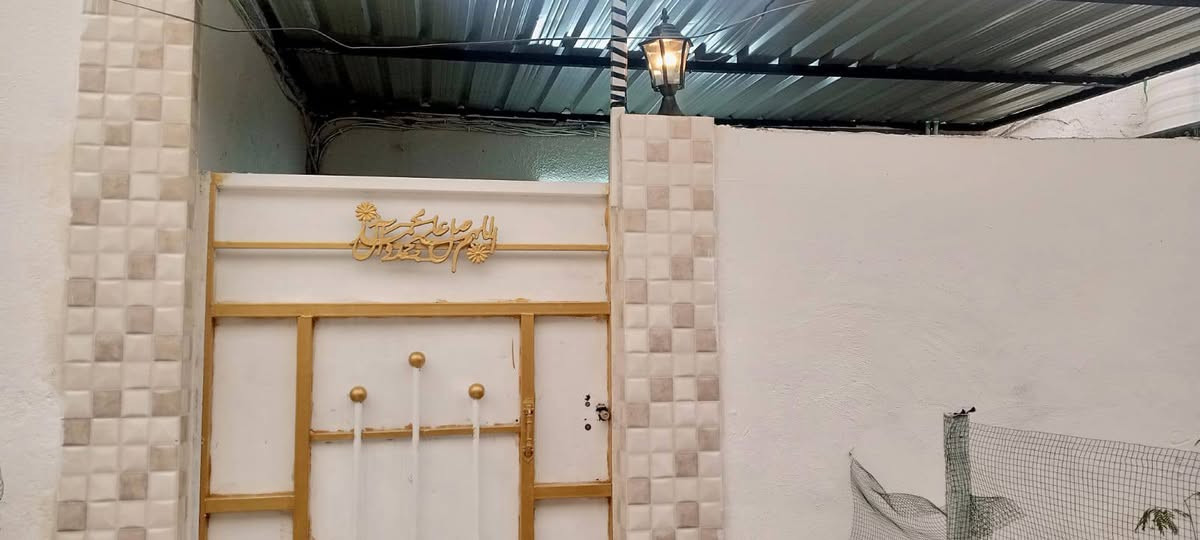 بيت للايجار ملك صرف 75متر  يحتوي على غرفة نوم وصاله  ومطبخ وطارمه مسقفه
وصحيات عدد إثنان غير مشاركة
 وحديقة خارجيه على امتداد الواجهه
ومراوح وماطور وتانكي 

قيمة الايجار الشهري 400الف دينار 
الاتصال ***********
