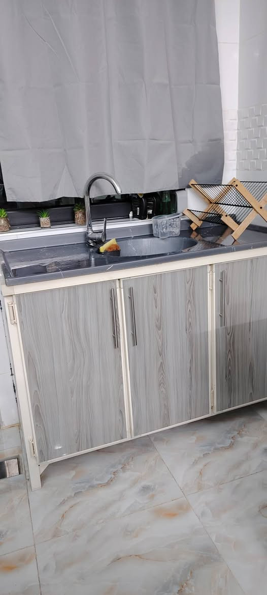 كاونتر للبيع تكمه مو سوگي السنگ مرمر نظيف جداً السعر ٣٥٠ وبي مجال ***********
