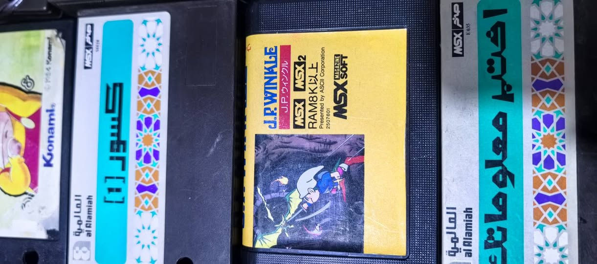 هذا الجهاز هو كمبيوتر صخر AX170 التعليمي، وهو إصدار كويتي-ياباني نادر من الثمانينيات. 
يعتمد الجهاز نظام MSX الشهير وكان يستخدم للأغراض التعليمية والترفيهية. 
تتميز لوحة المفاتيح بوجود حروف عربية ومفاتيح خاصة مثل "عربي/CODE" و"صخر". 
تظهر في الصورة مجموعة من أشرطة الألعاب والبرامج الخاصة بهذا النظام. 
يعتبر هذا الجهاز الآن قطعة جامعين (Collectible) نادرة تحظى بتقدير كبير من قبل محبي الألعاب الكلاسيكية.


**إذا كنت صاحب هذا الإعلان وتريد حذفه لأي سبب، رجاءا أرسل رسالة إلى الدعم الفني**