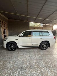 لاندكروزر GXR • ٢٠١٧ • ١٣٣٠٠٠ كم
