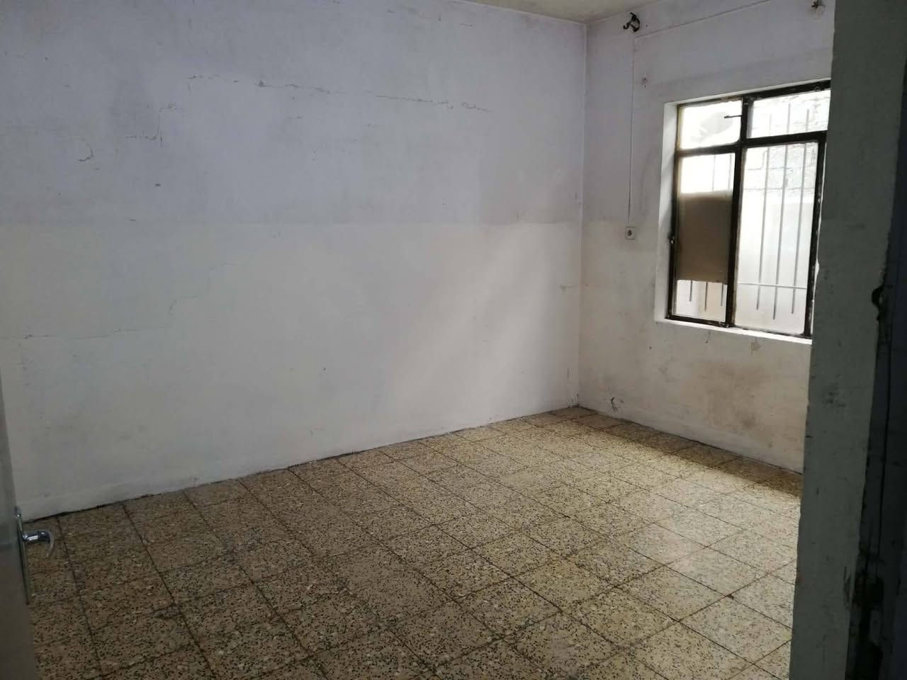 دار للايجار حي الوحدة سايدين السبعاوي بالقرب من مستشفى السلام مساحة الدار 250متر 
غرفتين نوم هول حمام مطبخ استقبال 
 ملاحظه من ضمن الدار محلات ماجره 
للاستفسار الاتصال على الرقم 
***********
