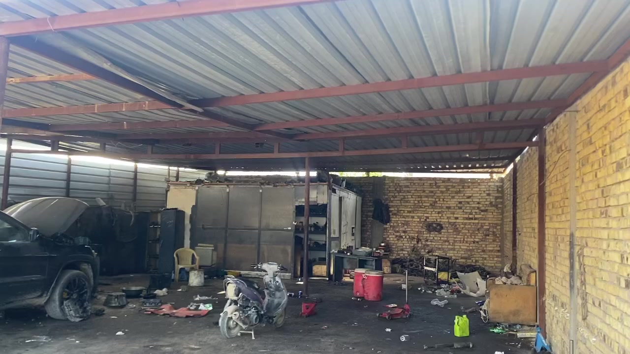 كراج للإيجار المساحة 550متر على الشارع الرئيسي مباشرتا مجاور معمل غاز الحله  للاتصال***********
