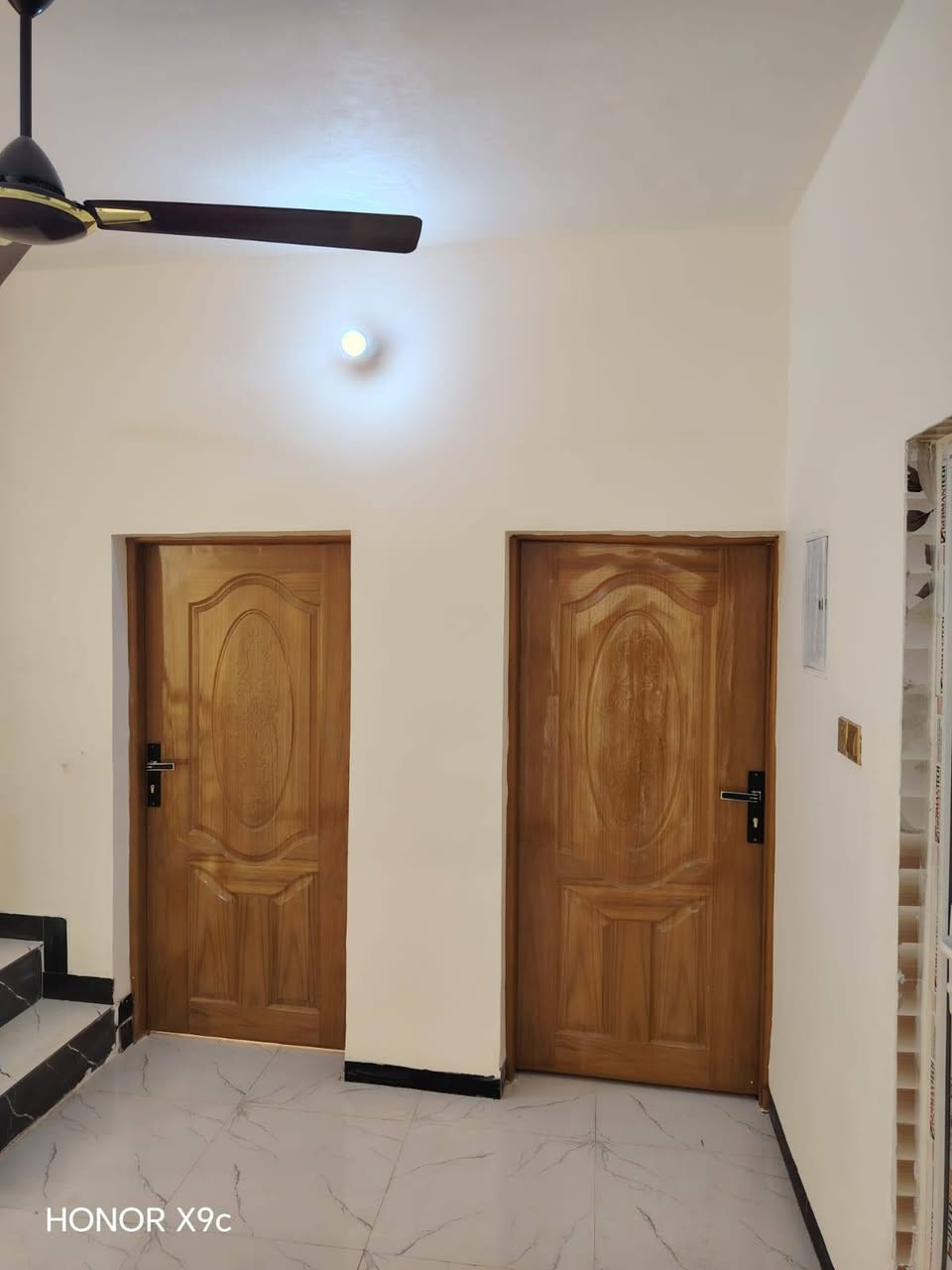 يالله السلام عليكم
بيت للبيع العنوان النجف مساحه ١٢٠ متر مقببل مطار طابقين بيت جاهز محد ساكن بيه ينباع مع اثاث موضح بل فيديو 
بيت شبيك ففسي مانع لاتربه و الصوات 
سطع ساكفه بل جنكو مانع لحراره بيت جاهز
٤ غرف نوم 
٣ عدد صحيات 
مطبخ 
ستقبال 
صاله 
الاسفسار *********** واتساب
