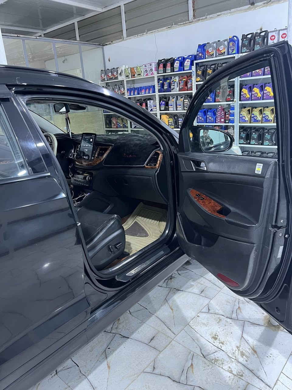 بسم الله الرحمن الرحيم
توسان 2016 امريكي 
محرك 1600 تيربو 
فول موصفات 
داخله كلين 
بيها بارد بسيط بالباب 
وبالبنيد اثر طعج 

ب 145 $ وبيها مجال 
***********
