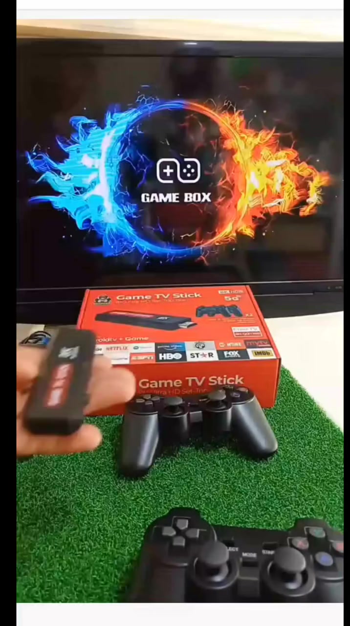 جهاز ألعاب 8K Game TV Stick مع Android TV وتحكم مزدوج

الاستخدامات

تحويل أي تلفزيون إلى جهاز ألعاب متكامل خلال ثوانٍ.

تشغيل آلاف الألعاب الكلاسيكية والحديثة مباشرة على التلفزيون.

استخدامه كـ Android TV Box لمشاهدة YouTube، Netflix، Prime Video، وغيرها.

مناسب للعب الجماعي مع العائلة أو الأصدقاء بفضل يدتي تحكم.

مثالي للأطفال والكبار ومحبي الألعاب الكلاسيكية.

المميزات

يدعم دقة عرض 8K Ultra HD + HDR لصورة أوضح وألوان أقوى.

يعمل بنظام Android TV مع دعم تحميل التطبيقات من Google Play.

يحتوي على أكثر من 30,000 لعبة(حسب الإصدار).

معالج Quad-Core CPU مع GPU قوي لأداء سلس.

اتصال Wi-Fi 5G  2.4G لسرعة واستقرار أعلى.

يدعم Chromecast built-in لبث المحتوى من الهاتف للتلفزيون.

يدتي تحكم لاسلكية بتصميم مريح واستجابة عالية.

ريموت كنترول للتحكم الكامل بالنظام والتطبيقات.

يدعم لغات متعددة.

تشغيل مباشر بدون تعقيد (Plug & Play).

محتويات الصندوق

جهاز Game TV Stick 8K

عدد 2 يد تحكم ألعاب

ريموت كنترول

كابل HDMI

كابل طاقة USB

مستقبل USB لليدات

دليل المستخدم

الملاحظات

تشغيل الجهاز يتطلب اتصال بالواي فاي.

قد تختلف واجهة الألعاب أو عددها حسب التحديث.

لا يحتاج اشتراك شهري.

متوافق مع أغلب شاشات التلفزيون الحديثة.

قياس الكارتون:

- الطول: 24 سم
- العرض: 18 سم
- الارتفاع: 7 سم
حوّل تلفزيونك إلى عالم ألعاب 🔥

🎮 آلاف الألعاب الكلاسيكية والحديثة بجهاز واحد

📺 Android TV + ألعاب = متعة بلا حدود

⚡ جودة 8K وصورة تخبّل

👫 العب وحدك أو مع صديقك

📡 Wi-Fi سريع وتشغيل سهل

💥 جهاز واحد… تسلية كاملة للبيت!


**إذا كنت صاحب هذا الإعلان وتريد حذفه لأي سبب، رجاءا أرسل رسالة إلى الدعم الفني**