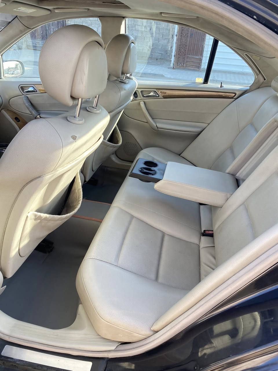 سلام عليكم
 مارسيدس c350 
مديل 2007
سيارة بسمي مشروع وطني 
رقم بغداد 11
كشنات كهرباء 
تبريد شغال 
فتحه 
تحكمات شغاله 
شاشه 
كامره 360 
محرك بلاد V6
مصبوغه عام للجماليه 
مكان السيارة بغداد الغزاليه
سعر 95 وبيها مجال 
رقم الهاتف ***********
