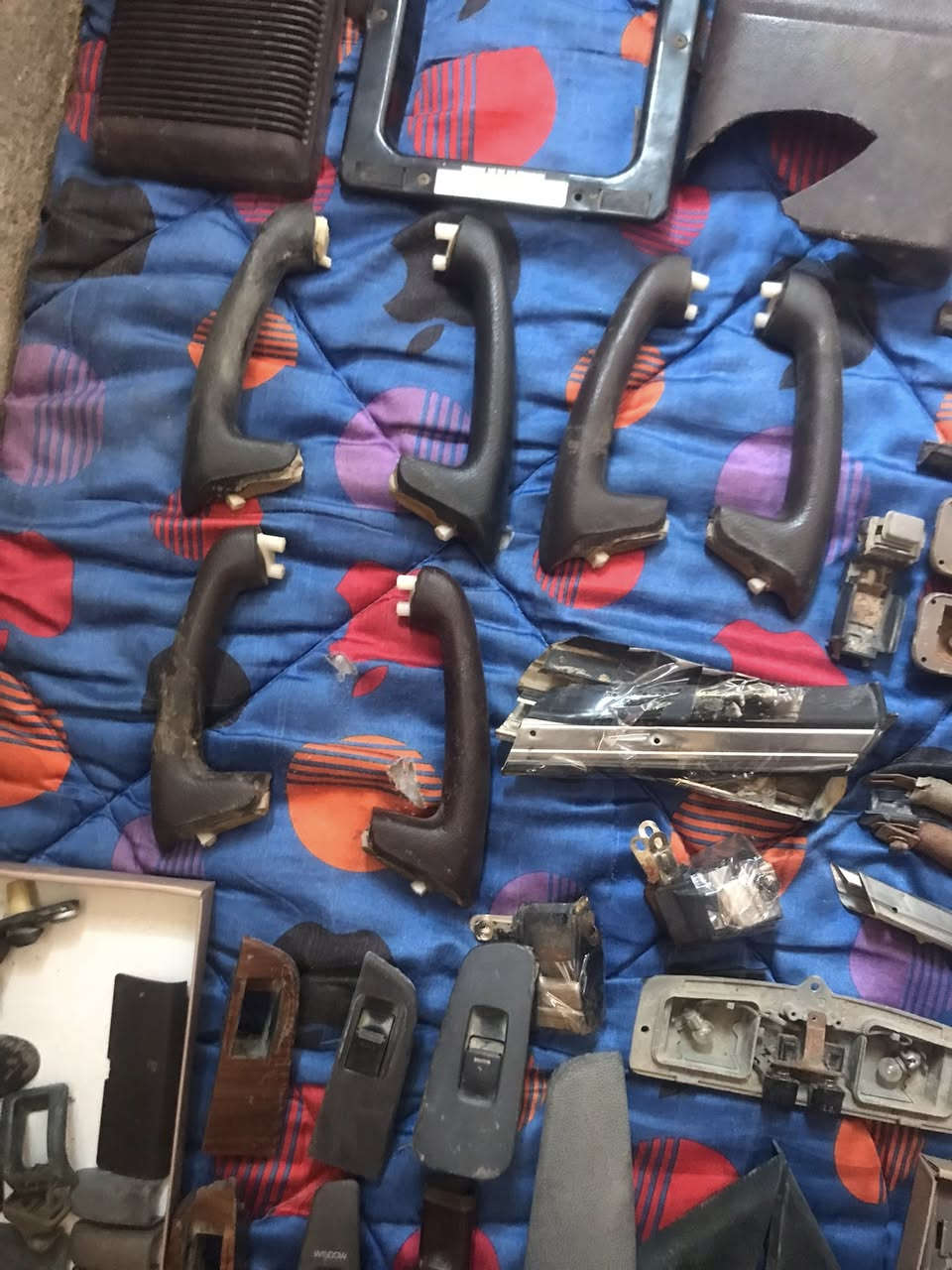 سلام عليكم عندي اغراض سيدان وهارتوب تفصيخ الي واضح بل صور  مو شراي لا يتعب نفسه رقم *********** اتصال
وتساب
