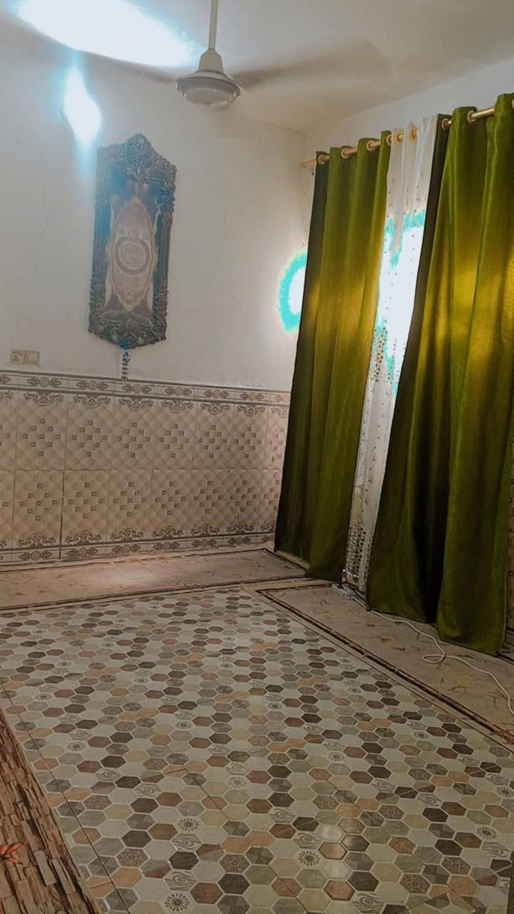 بيت مين 100متر البيع شارع المؤسسه مغابيل قريت القدير عوزه ارضيه شويه كافعه سعره16 وبي مجال ***********

