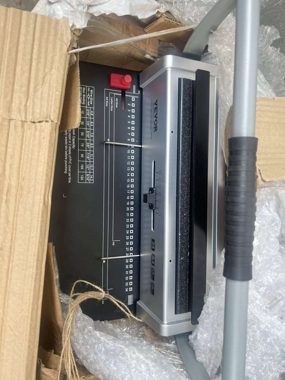 هذا الجهاز هو آلة تجليد سلكي (Wire Binding Machine) تستخدم لتجميع وتثبيت الأوراق معًا. 
سعة التثقيب: يمكنها ثقب ما يصل إلى 12 ورقة (بوزن 80 جرامًا) أو ورقتين من غلاف PVC في المرة الواحدة.
أحجام الورق: تدعم أحجام مختلفة مثل A4، A5، وحجم الرسائل (Letter Size).
حجم السلك: تدعم أسلاك تجليد بمقاسات تتراوح بين 4.8 ملم إلى 14.3 ملم.
ميزات أمان: تحتوي على حاوية نفايات يجب إفراغها بانتظام لضمان كفاءة العمل.


**إذا كنت صاحب هذا الإعلان وتريد حذفه لأي سبب، رجاءا أرسل رسالة إلى الدعم الفني**