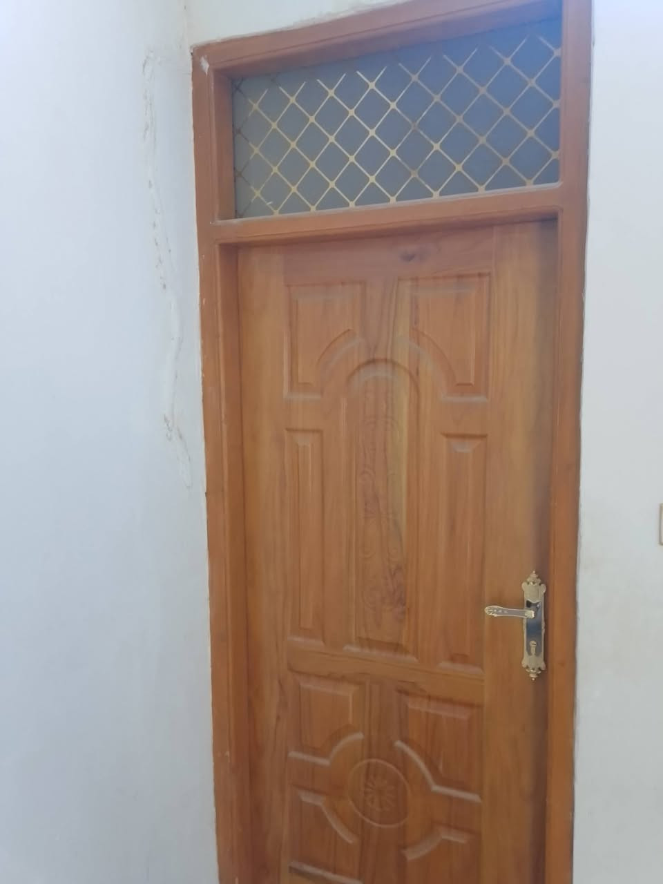 بيت 50م في حي الرحمة نظيف جدا يقع خلف مطعم ثابت يحتوي على غرفة وصالة ومطبخ وحمام ومنور السعر 21 ‏‪وبيه مجال للتواصل الاتصال على الرقم 
‏‪***********‬‏
