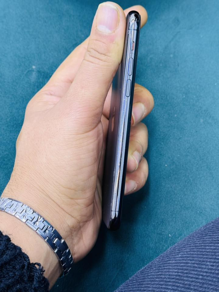 السلام عليكم
١١ برو ٢٥٦ اسود
بطاريته ٧٥ ممفتوح بلادي فقط بي فطر بل كلاس وبل ضهر سعره ٢١٠ الف مكاني بغداد ***********
